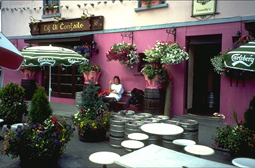 Pub mit typischem Blumenschmuck